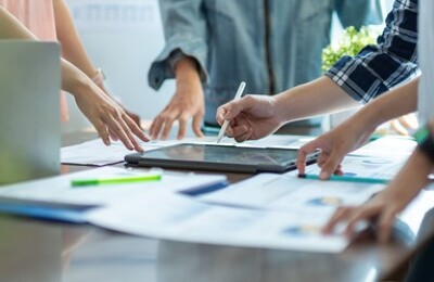 Menschen am Schreibtisch