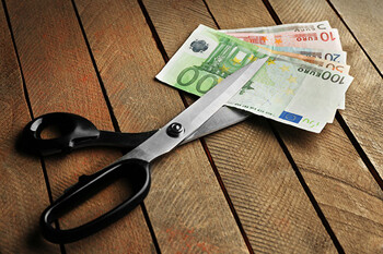 Scheere schneidet Geld