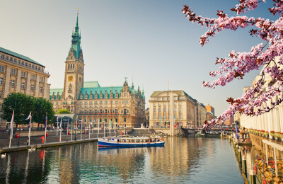 Rathaus von Hamburg Nähe der Alster