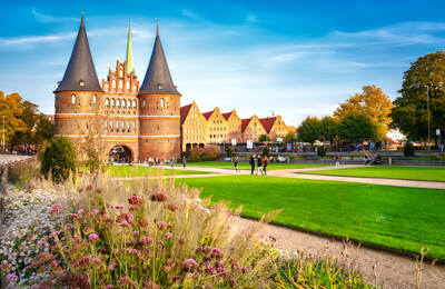 Holstentor in Lübeck mit Parkanlage