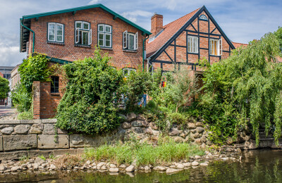 Rotes Klinkerhaus am Fluss in Bad Oldesloe