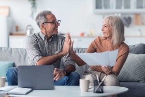 Paar sitzt gemeinsam auf dem Sofa