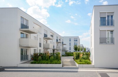 Weiße Mehrfamilienhäuser