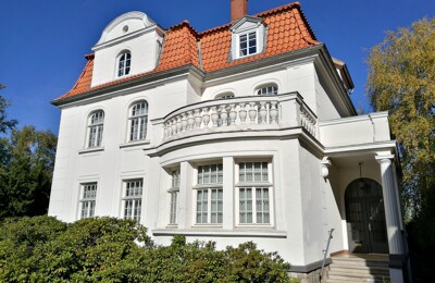 Weiße Stadtvilla