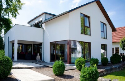 Weißes Einfamilienhaus