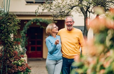 Eigentümer vor ihrem Haus