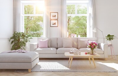 Ein helles Wohnzimmer mit Sitzmöbeln