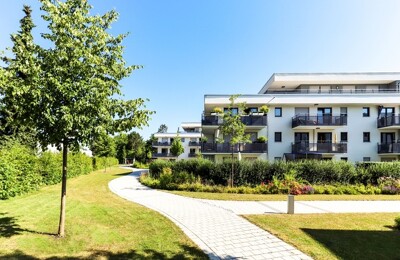 Eine moderne Wohnanlage mit Park
