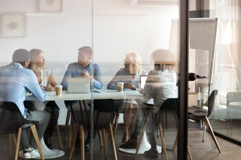 Menschen im Besprechungsraum