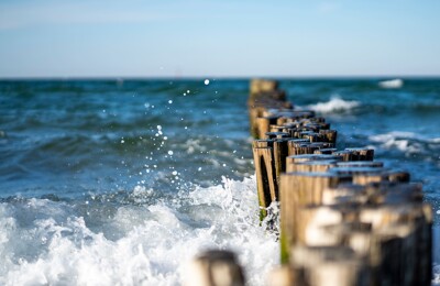 Wellenbrecher im Meer an der Ostsee