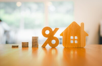 Ein Hausmodell und Münzstapel für die Immobilienbewertung in Lörrach, Weil am Rhein, Schopfheim oder Steinen