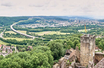 Luftbild von Lörrach mit Ruinen der Burg Rötteln