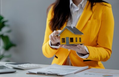 Eine Immobilienmaklerin berät Ihre Kunden aus Lörrach, Weil am Rhein, Schopfheim und Steinen