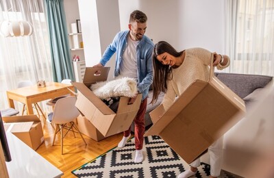 Ein junges Paar beim Umzug in ihre neue Wohnung in Lörrach, Weil am Rhein, Schopfheim oder Steinen