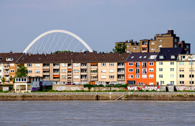 Blick auf das Deutzer Viertel am Rheinufer