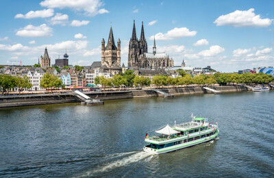 Blick auf den Kölner Dom vom Rhein