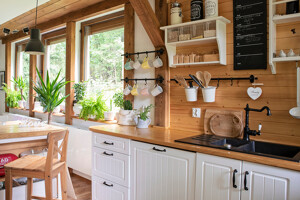 Gemütliche Küche einer Wohnung mit viel Holz