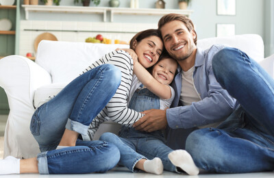 Glückliche Familie auf dem Sofa