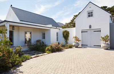 Landhaus mit blauem Himmel