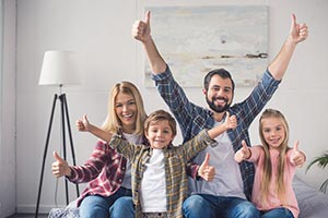 Glückliche Familie im neuen Haus