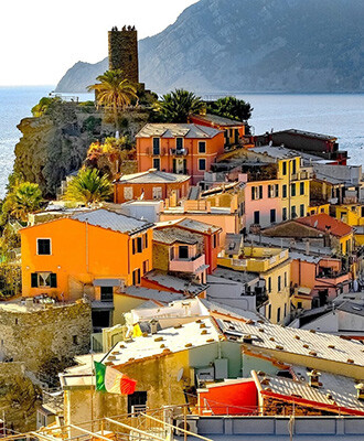 Blick über das Dorf Vernazza in Italien