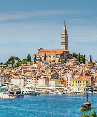 Blick auf die Hafenstadt Rovinj in Kroation