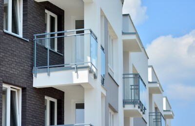 Moderne Häuserfassade mit Balkonen