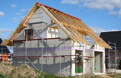 Haus mit Gerüst während der Bauphase