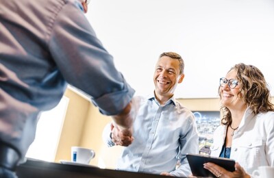 Handschlag Makler und Kunde