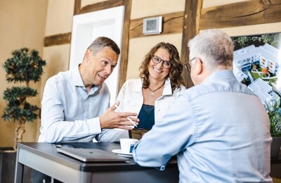 Makler im Gespräch mit einem Kunden