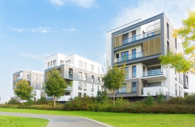 Moderne Mehfamilienhäuser im Grünen