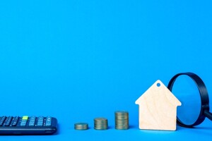 Rechner und Lupe zur Immobilienbewertung