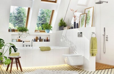 Ein großes Badezimmer im Dachgeschoss