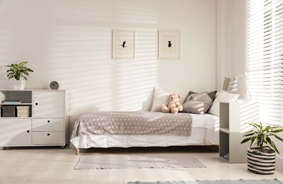 Ein modernes Schlafzimmer mit viel Dekoration