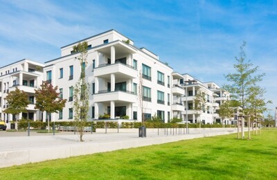 Moderne Mehrfamilienhäuser mit Gehwegen und Bäumen