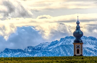 Blick auf die St. Nikolaus Kirche in Höslwang bei Rosenheim