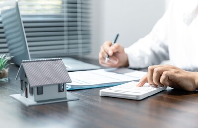 Ein Immobilienmakler führt eine Wertermittlung durch