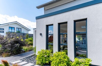 Ein modernes Einfamilienhaus mit Garten