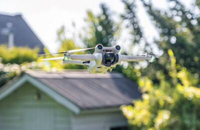 Drohne für Fotoaufnahmen fliegt im Garten