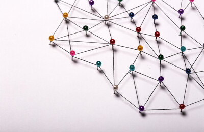 Netzwerk gespannt aus Nadeln und Fäden