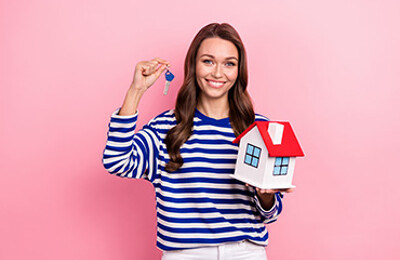 Frau hält Schlüssel