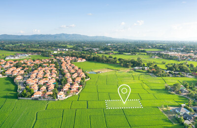 Grüne Wiesen mit Pin
