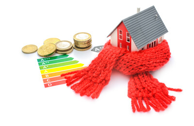 Modellhaus mit Schal und Energieausweis