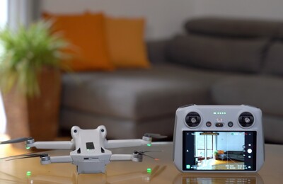 Kamera und Drohne liegen auf einem Tisch