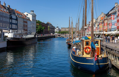 Altstadt von Kopenhagen mit Blick auf Boote