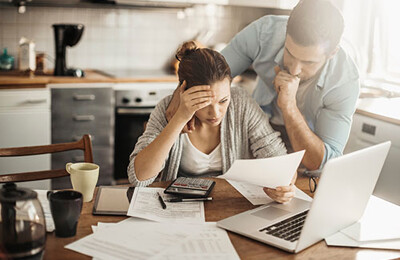 Verzweifeltes Paar Schulden Immobilie