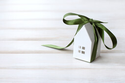 Haus mit Geschenkband
