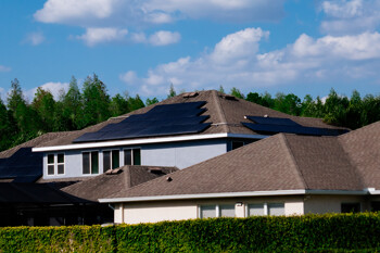 Haus mit Photovoltaik auf dem Dach