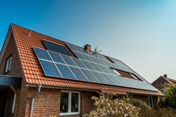 Solarpaneele auf dem Dach eines Hauses