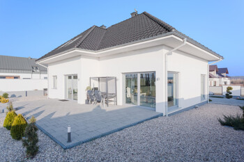 Weißes Einfamilienhaus